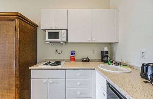 Naples Condo | Quaint Naples Studio w/Community Fitness Center