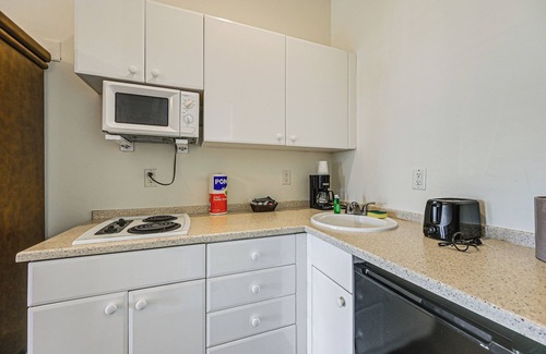 Naples Condo | Quaint Naples Studio w/Community Fitness Center