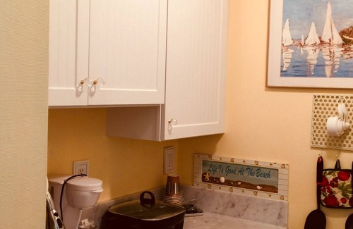 Ogunquit Apartment | Quaint Ogunquit Condo 5 Min.Walk To Perkins Cove & Marginal Way