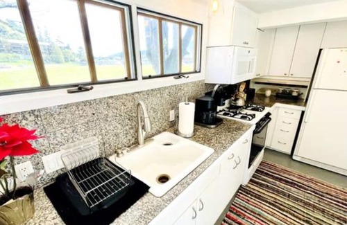 San Anselmo Cottage | Quaint Parkside, Trailside, Walk-to-town Cottage