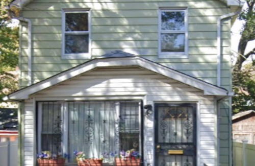 Queens House | Quaint private room in charming queens