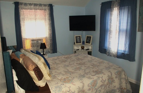Queens House | Quaint private room in charming queens