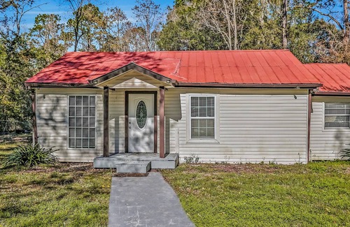 Westside House | Quaint, private stay with a large yard, private washer/dryer - snowbird friendly