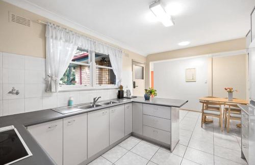 Pymble House | Quaint Queen Room in Pymble - Private Spot - Shared Bathroom
