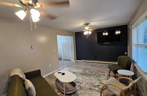 Raymond House | Quaint Rennovated 2-Bedroom close to the solar farms and Honda