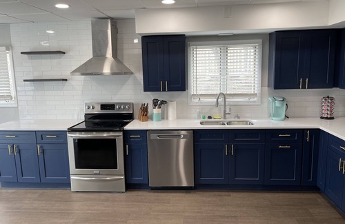 Williams Bay House | Quaint Sleep 8 In Downtown Walk to Lake Pets OK