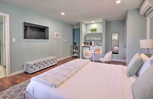 Ladera Heights Apartment | Quaint Studio in Los Angeles - Ideal Location