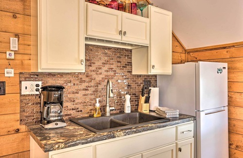 Suttons Bay Apartment | Quaint Studio w/Shared Beach: Walk to Suttons Bay