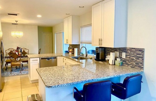Caloosahatchee House | Quaint & Stylish Home located in SE Cape Coral walking distance to Restaurants