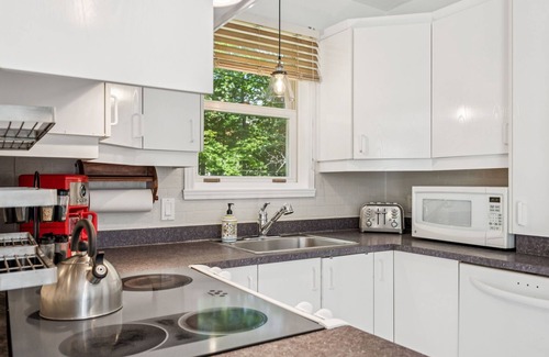 Mont-Tremblant Village House | Quaint Vieux Village - 5 min to slopes! VIP Parking Pass