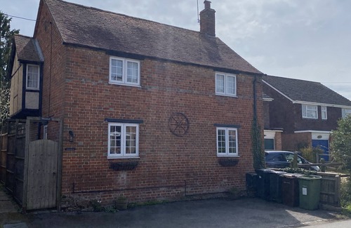Wantage Cottage | Quaint village period cottage - 10 miles from Oxford