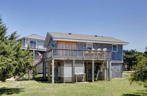 Avon Cottage | Quaint Waterfront Cottage. Quick walk to the beach