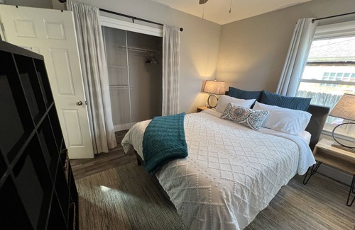Holland House | Quaint westside neighborhood 2BR/1B 30-day rental close to Lake Mac boardwalk