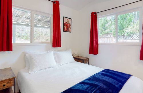 Shelton House | Quaint wilderness cabin with firepit, deck, grill, & washer/dryer - dog-friendly