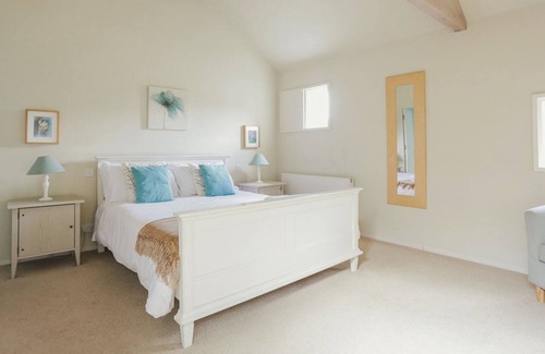 Haveringland House | Quaker Barn is a 5* family and dog-friendly cottage in rural North Norfolk