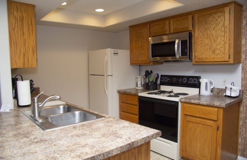 Pinetop Villa | Quality Hill Resort Villa, sleeps six, private deck with barbecue, garage