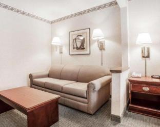 Beloit Hotel | Quality Inn Beloit