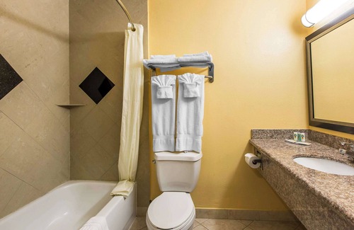Bell Gardens Hotel | Quality Inn & Suites Bell Gardens - Los Angeles