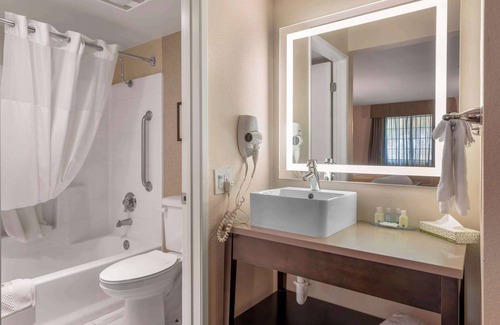 Camarillo Hotel | Quality Inn & Suites Camarillo - Oxnard