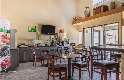 Bairdford Hotel | Quality Inn & Suites Pittsburgh Harmarville