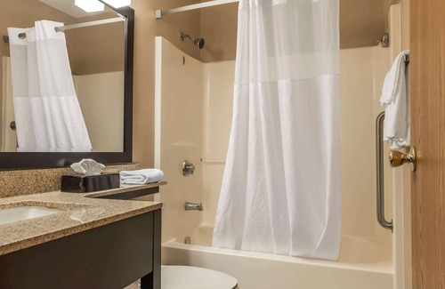 Bairdford Hotel | Quality Inn & Suites Pittsburgh Harmarville