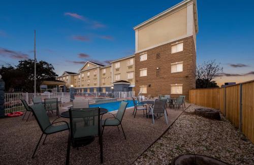 Hollywood Park Hotel | Quality Inn & Suites San Antonio Airport - Stone Oak