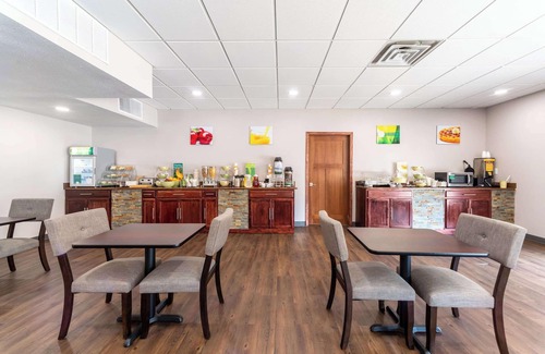 Vandalia Hotel | Quality Inn & Suites Vandalia near I-70 and Hwy 51