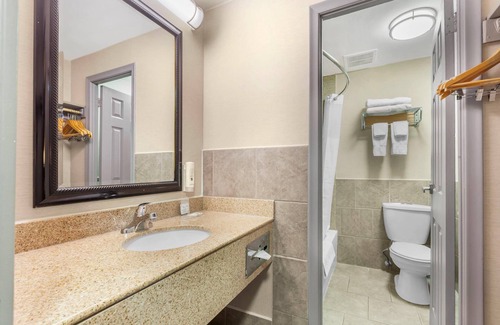 Mississauga Hotel | Quality Inn Toronto Airport