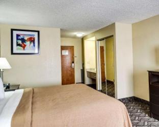 Broadmoor Hotel | Quality Suites Baton Rouge East - Denham Springs
