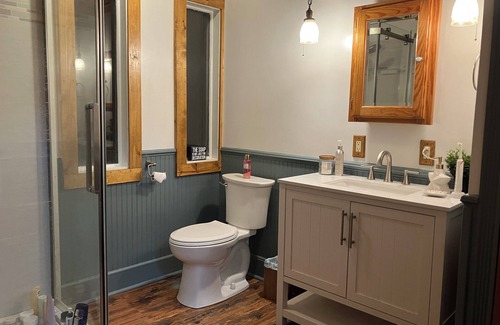Town of Jerusalem Cottage | Quant Waterfront Home in Quiet Lake Community, Pet-friendly with hot tub