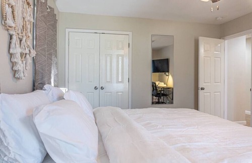 Uptown House | Quarry Downtown Airport 10 mins or less