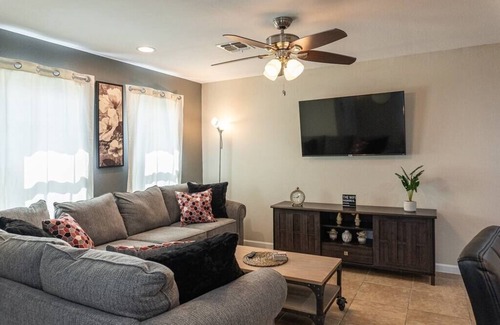 Uptown House | Quarry Downtown Airport 10 mins or less