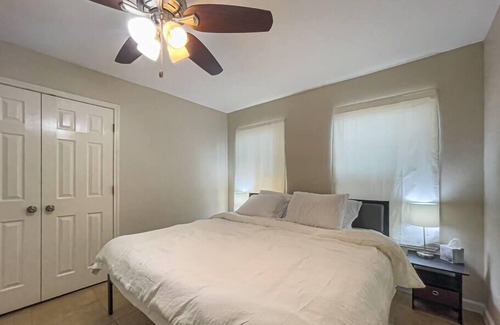 Uptown House | Quarry Downtown Airport 10 mins or less