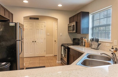 Uptown House | Quarry Downtown Airport 10 mins or less