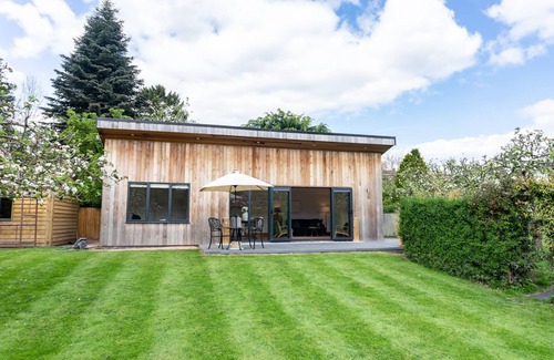 Shrewsbury Apartment | Quarry View Studio in Shrewsbury with Parking