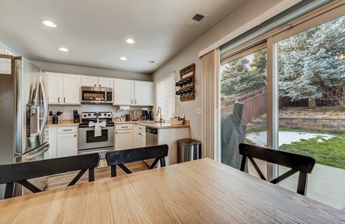 The Meadows House | Quartz Castle |Trails & Outlets,BBQ| Dog Friendly