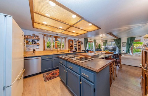 Oakhurst Villa | Queen Anne Villa by Bass Lake, 20 min to Yosemite