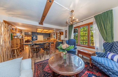 Oakhurst Villa | Queen Anne Villa by Bass Lake, 20 min to Yosemite