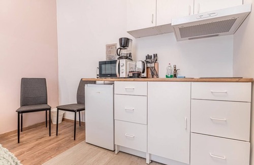 Funfhaus Apartment | Queen Bed Central Studio w/kitchenette & smart TV
