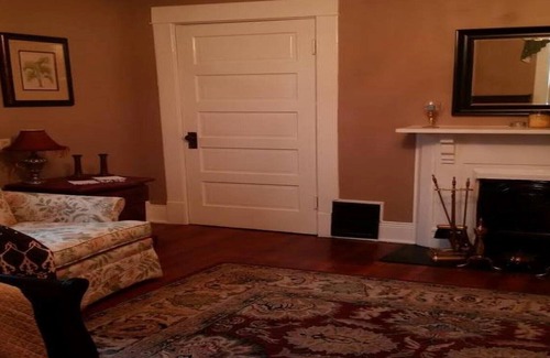Lancaster House | Queen bed in Lexington!