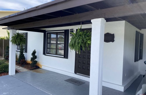 Hialeah House | Queen bed, shared restroom