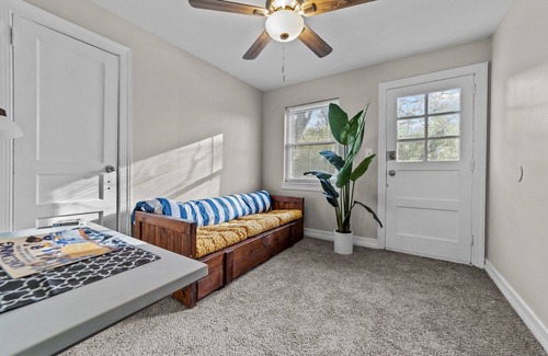 Winston - Salem Apartment | Queen Bed Studio w/Day Bed - HS Internet – Balcony Unit 2