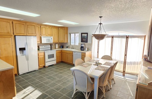 Gold Beach House | Queen Bee - Majestic Beach Front w/Vast Ocean Views, Spa