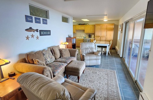 Gold Beach House | Queen Bee - Majestic Beach Front w/Vast Ocean Views, Spa