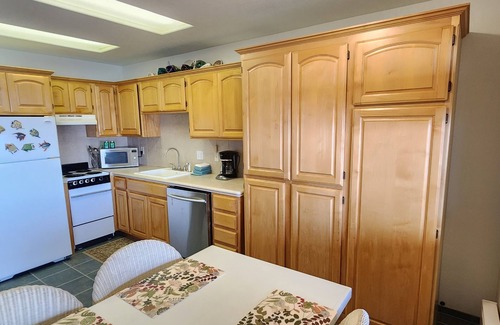 Gold Beach House | Queen Bee - Majestic Beach Front w/Vast Ocean Views, Spa