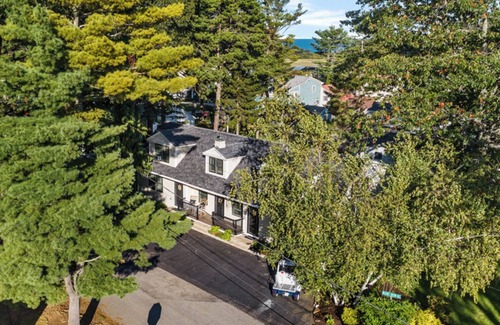 Ogunquit House | QUEEN BEE, The Hive Vacation Getaway