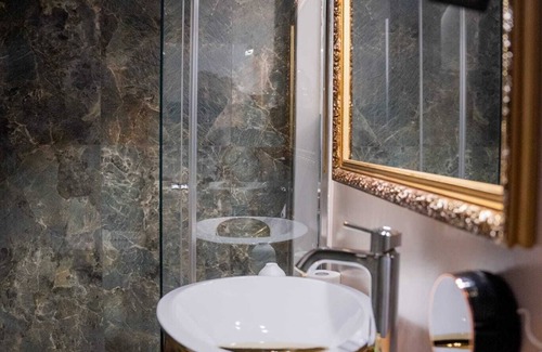 San Vincenzo House | Queen Catlleya Suite