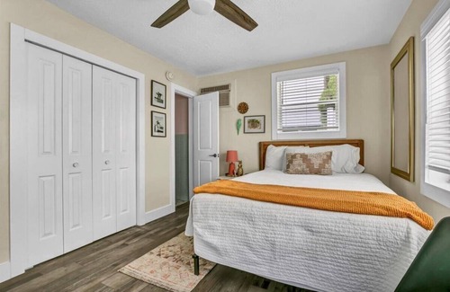 Safety Harbor Hotel | Queen Comfort Safety Harbor Hideaway