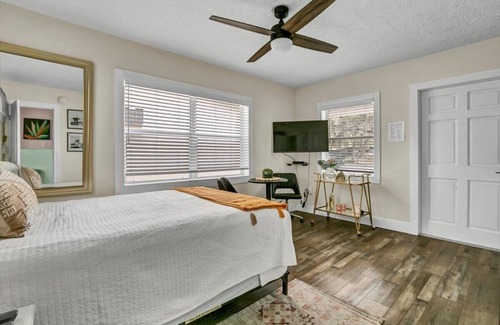 Safety Harbor Hotel | Queen Comfort Safety Harbor Hideaway