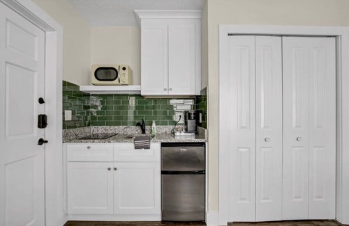 Safety Harbor Hotel | Queen Comfort Safety Harbor Hideaway